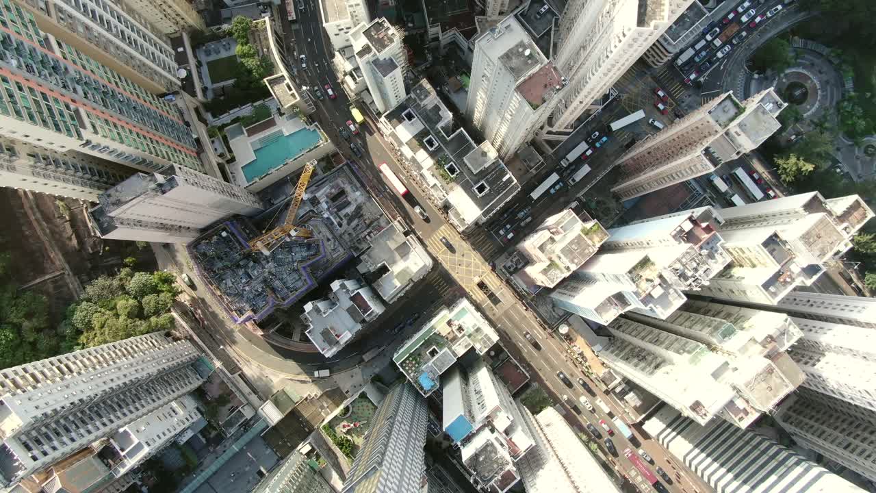 rascacielos del centro de la ciudad de hong kong y tráfico urbano, vista aérea