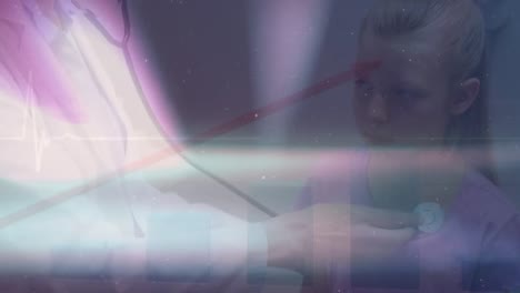 animación del procesamiento de datos y senderos de luz sobre diversos médicos y pacientes