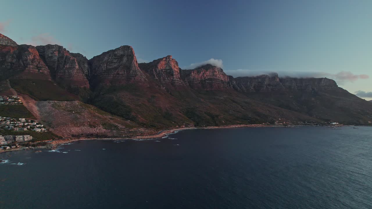 Montagne dei Dodici Apostoli al tramonto a Città del Capo - Ripresa aerea con drone