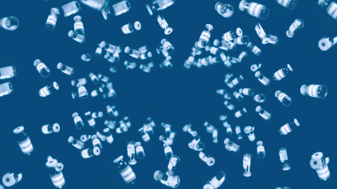 파란색 배경에 많은 백신 병을 날려. 의학 개념. 바이러스 치료. 투명한 액체. 백신의 3d 루프 애니메이션.