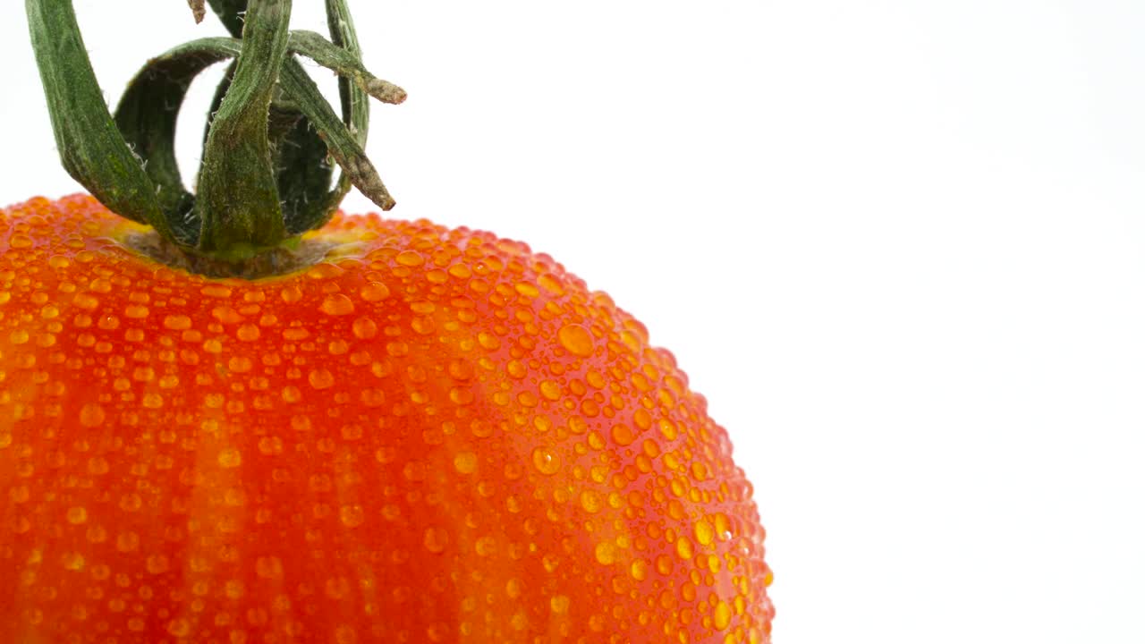 빨간색 지구 줄무 토마토의 상단 부분의 매크로 촬영, 색 배경에 고립 된 회전 테이블에서 천천히 회전.