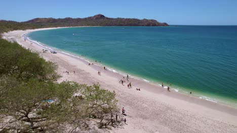 Tropischer-Rundflug-über-Beliebtes-Touristenziel,-Conchal-Beach-Costa-Rica,-4K-Drohnenüberflug