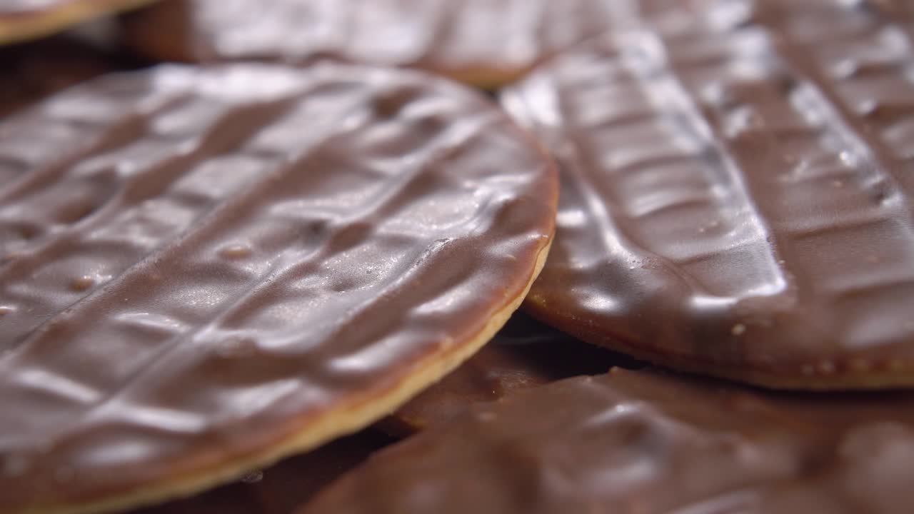 Chocolate cookies with a wavy checkered pattern