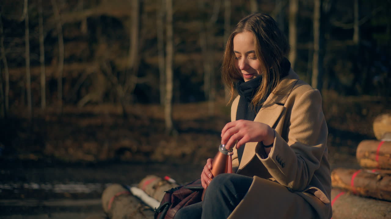 excursionista que camina por las montañas del té