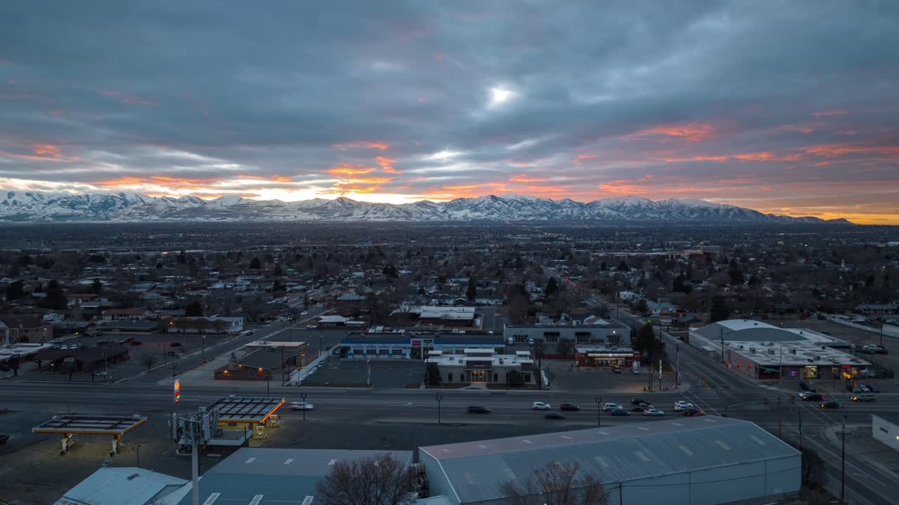 Hyperlapse che cattura il tramonto con colori drammatici sulle strade di Midvale, Utah