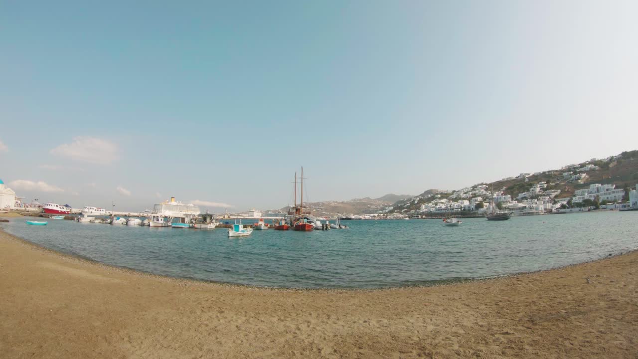 아름다운 미코노스 섬에 있는 항구의 물고기 눈 전망