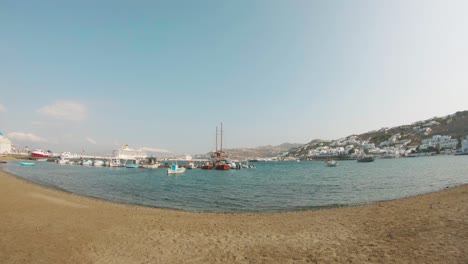 Vista-De-Ojo-De-Pez-De-Un-Puerto-En-La-Hermosa-Isla-De-Mykonos