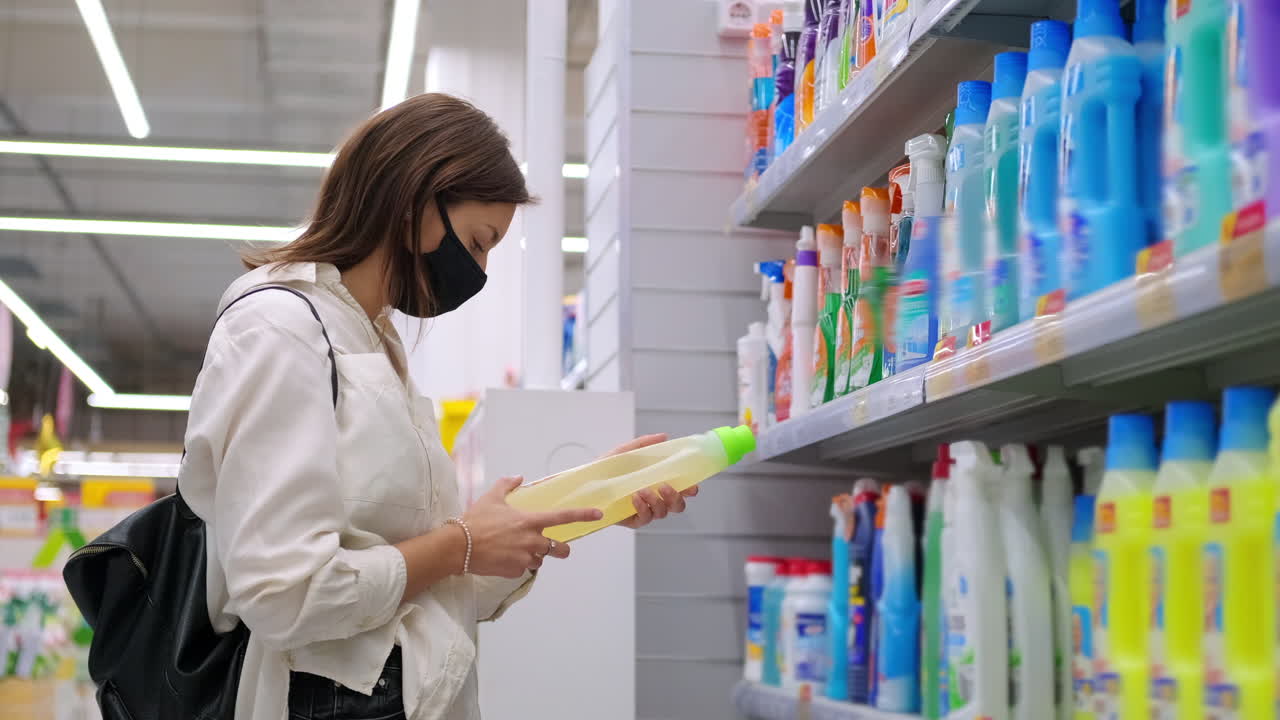 mujer comprando suministros de limpieza en un supermercado