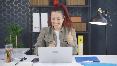 mujer de negocios viendo buenos resultados en la computadora portátil.