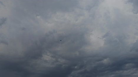 Ein-Flugzeug-Fliegt-Unter-Dunklen-Wolken,-Ein-Bedeckter-Himmel,-Wetterwarnung