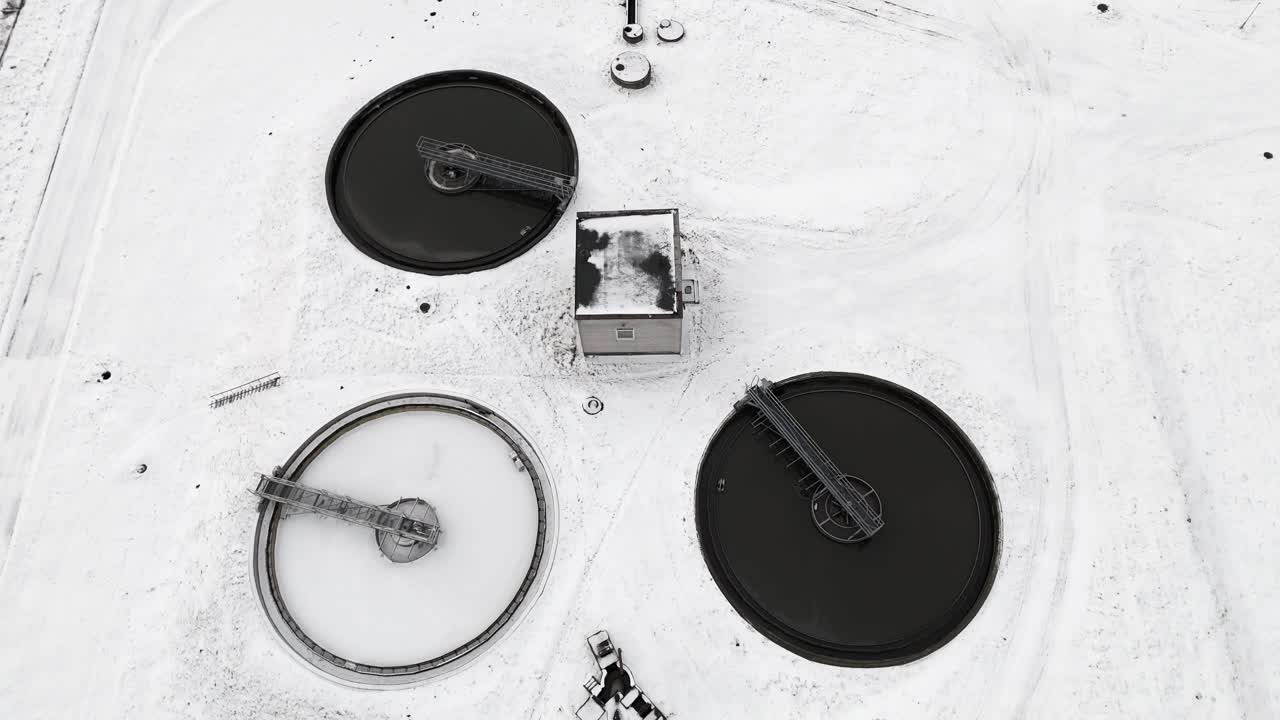 눈 인 풍경에서 수처리 위생 원을 공중에서 설치합니다.