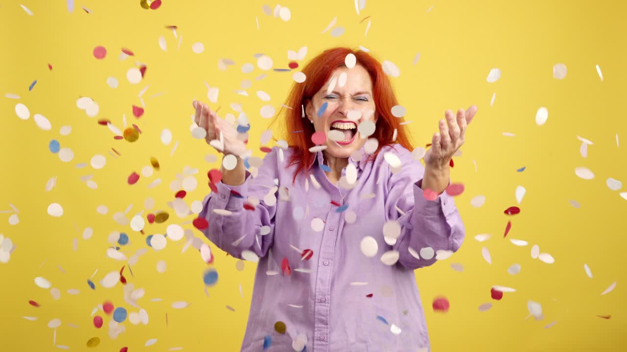 Donna gioiosa che festeggia con coriandoli che cadono