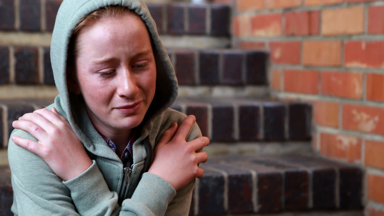 계단 위에 혼자 앉아 있는 슬픈 여학생