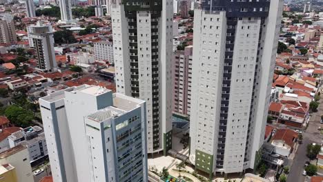 toma aérea de edificios de apartamentos residenciales en el centro de bauru, brasil