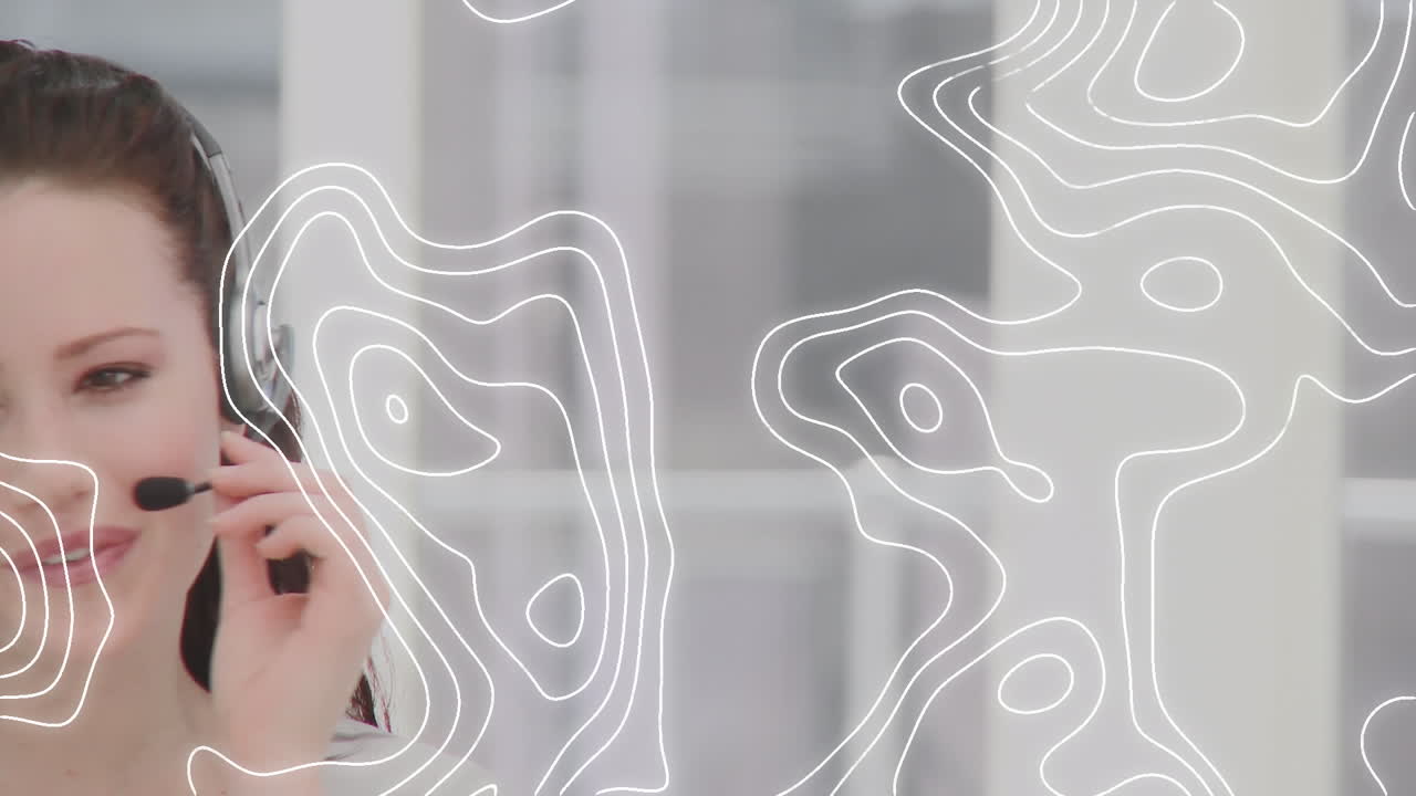 topografía contra la mujer caucásica ejecutiva de atención al cliente hablando por teléfono auricular en la oficina