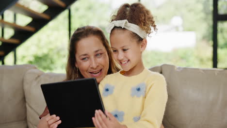 la abuela y la nieta disfrutando del tiempo de la tableta