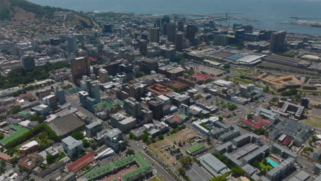 Vista-De-ángulo-Alto-De-Edificios-En-La-Ciudad.-Incline-Hacia-Arriba-Para-Revelar-El-Centro-De-La-Ciudad-Y-La-Bahía-Del-Mar.-Ciudad-Del-Cabo,-Sudáfrica