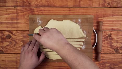 Slicing-cut-dough-to-be-able-to-prepare-and-roll-the-sweets