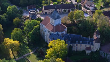 Vista-Aérea-Del-Pueblo-De-Gargilesse-Y-Su-Castillo,-Francia.