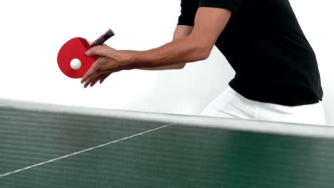 persona que sirve en el ping pong