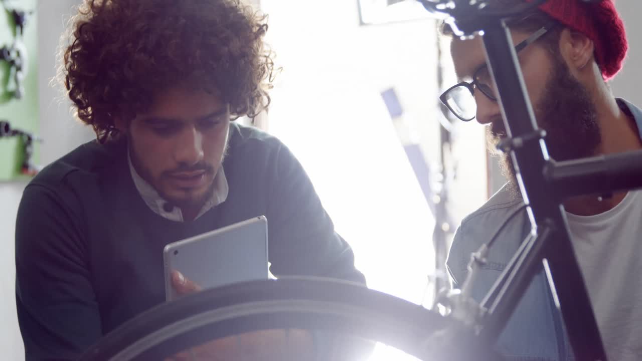 mecánicos reparando bicicletas en el taller