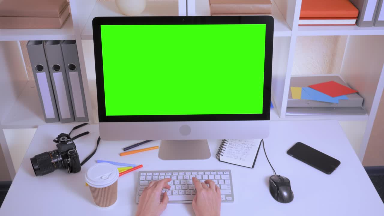 diseñador trabaja en la oficina