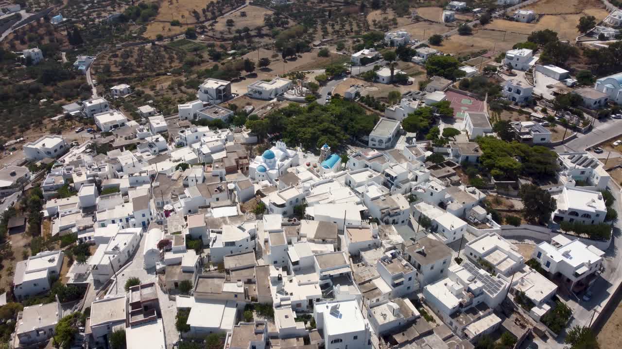 una descripción general de la ciudad de un pueblo de montaña en paros, grecia