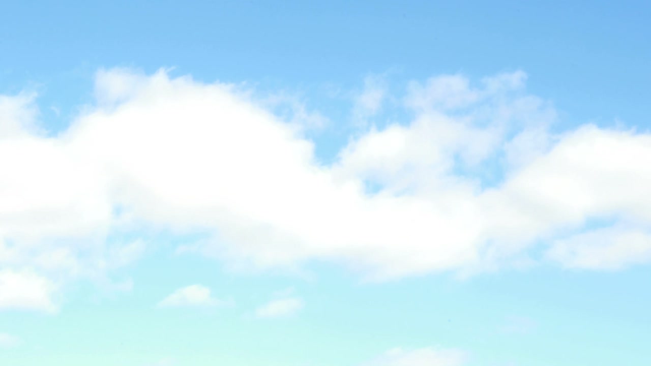 구름이 가득한  ⁇ 은 파란 하늘