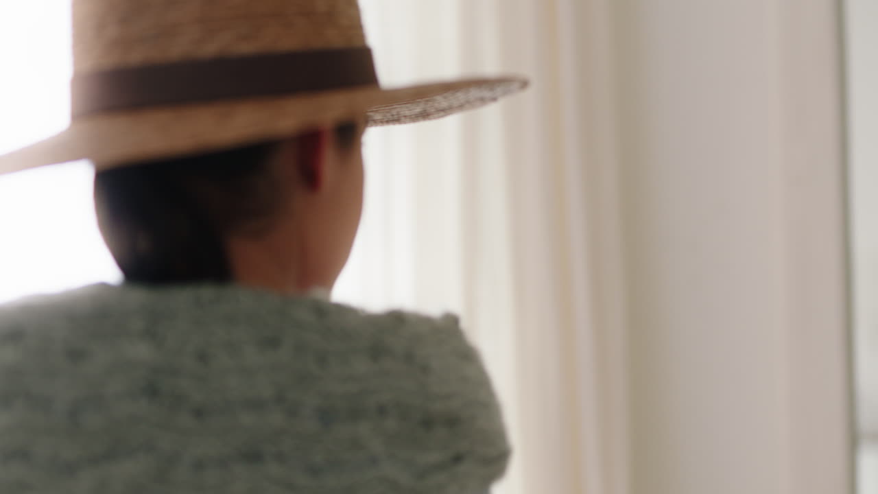 행복한 십대 소녀는 침실에서 춤을 추고 거울을 보며 주말을 축하하고 재미있게 파자마를 입고 집에서 재 ⁇ 는 춤을 추고 있습니다.