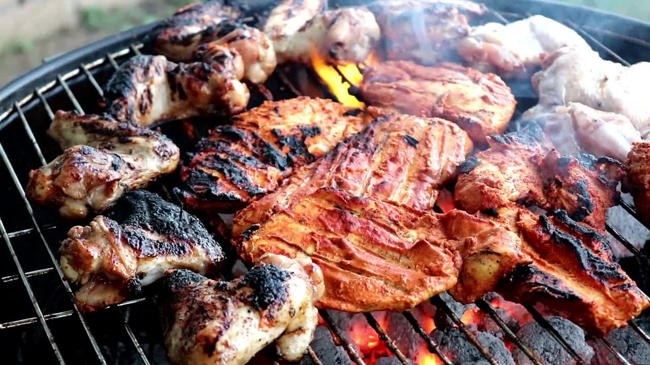 cocinar carne en una barbacoa de carbón