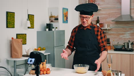 vlogger grabando transmisiones relacionadas con la cocina