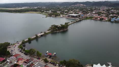 una estrecha calzada conecta la isla de flores con la ciudad en el lago peten itza, gtm