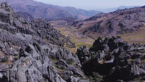 Toma-Hacia-Atrás-De-Una-Formación-Rocosa-única,-La-Gran-Cueva-De-Huaraz,-Perú