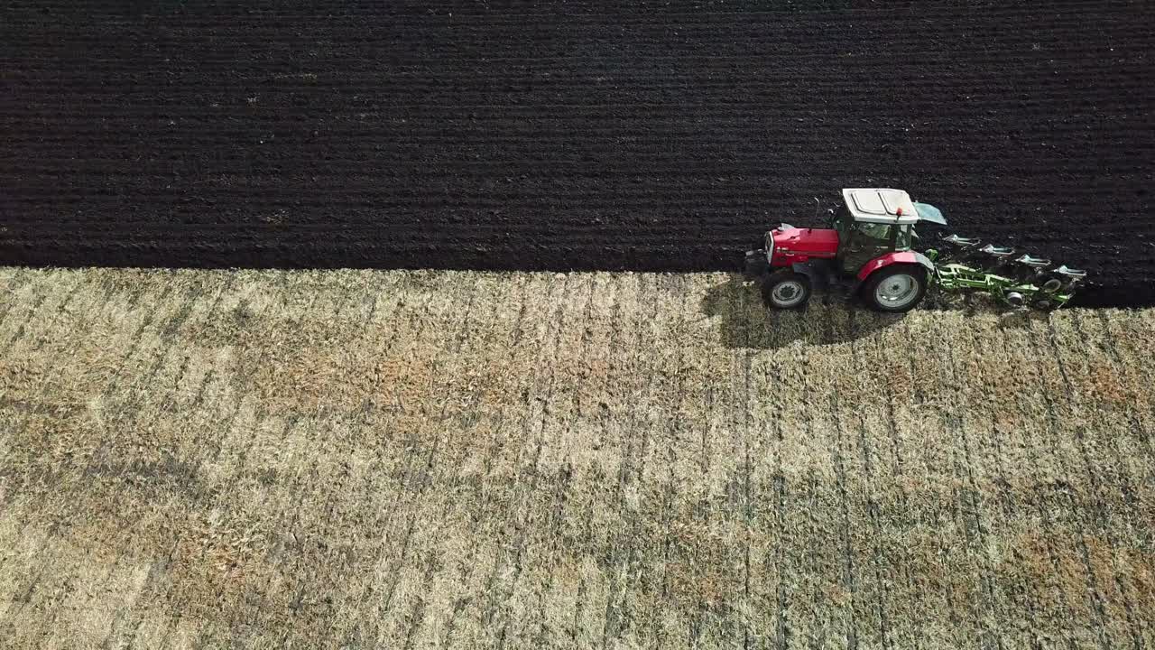 트랙터 경작지 위의 공중 영상