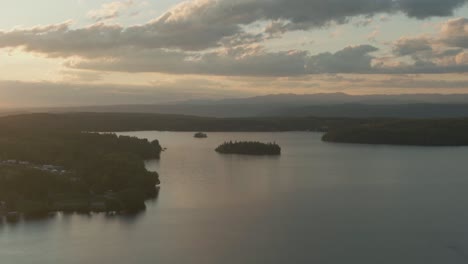 Vista-De-Paralaje-De-Drones-Del-Tranquilo-Lago-Otis-En-Quebec-En-La-Luz-Dorada-Del-Atardecer