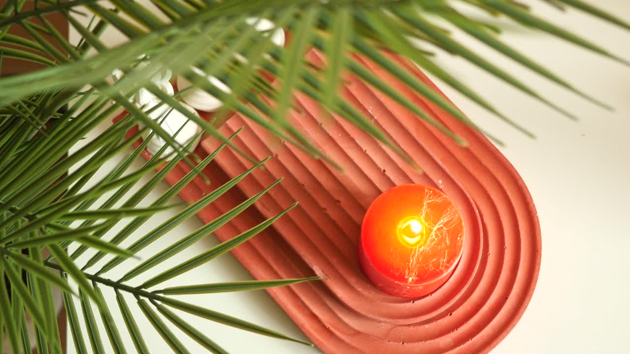 bandeja de velas de hormigón rojo con hojas de palma