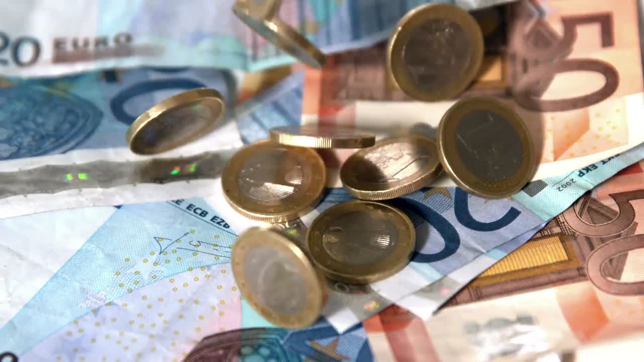 Euromønter falder ned på sedler