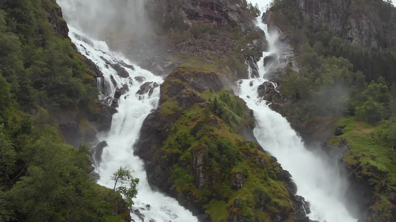 increíbles cascadas gemelas que caen en cascada montaña abajo, cascada latefossen, antena