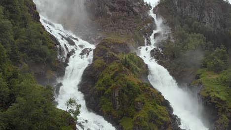 Increíbles-Cascadas-Gemelas-Que-Caen-En-Cascada-Montaña-Abajo,-Cascada-Latefossen,-Antena