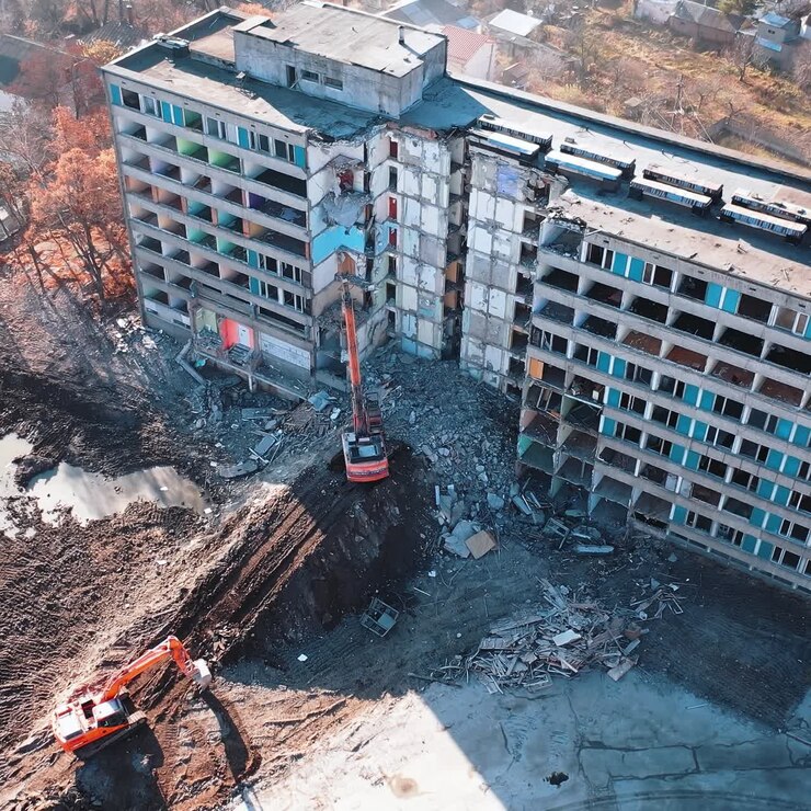 Catástrofe destructiva de una casa derruida. Edificio peligroso destruido tras un terremoto
