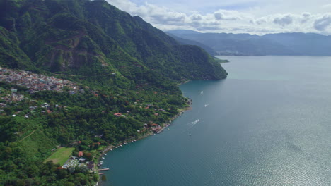 Imágenes-Aéreas-De-Drones-De-Los-Muelles-Del-Pueblo-Indígena-Junto-Al-Lago-De-Santa-Cruz-La-Laguna,-Guatemala-En-El-Lago-De-Atitlán-En-Las-Tierras-Altas-De-América-Central