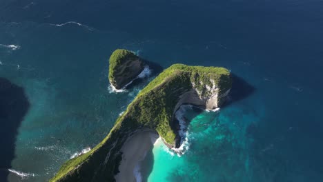 The-famous-dinosaur-shaped-cliffs-on-Nusa-Penida-Island-in-Bali,-Indonesia