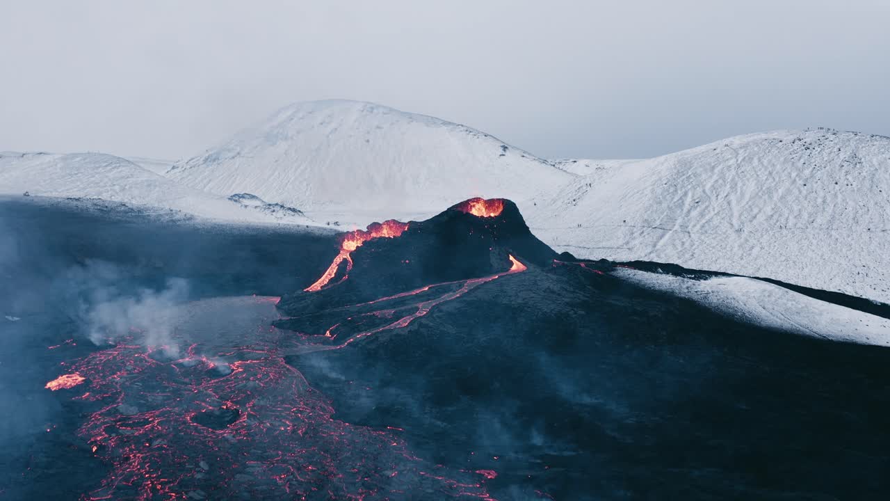 Nydannet skjoldvulkan, der udspyr orange lava, som flyder jævnt ud, luftfoto.