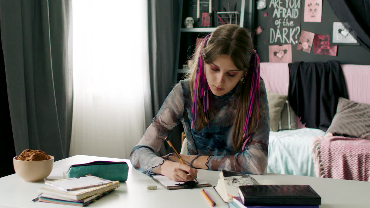 chica en el dormitorio