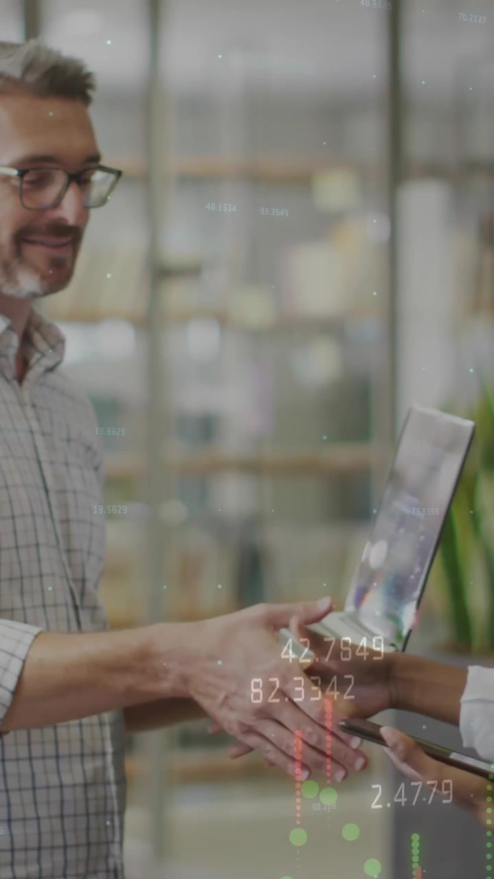 Animazione dell'elaborazione dati su diverse figure professionali in ufficio