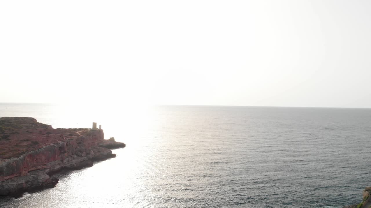 스페인 마요르카 칼라 피구에라(spain mallorca cala figuera)는 nd 필터를 사용하여 4k 24fps의 드론과 dji mavic air를 사용하여 하루 중 다른 시간에 위에서 봅니다.