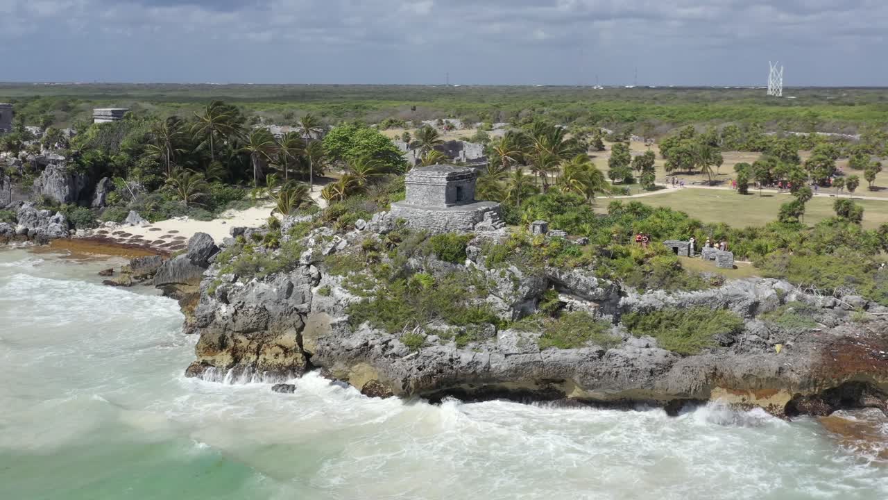 antiguo sitio maya construido en un acantilado frente al mar, tulum en méxico