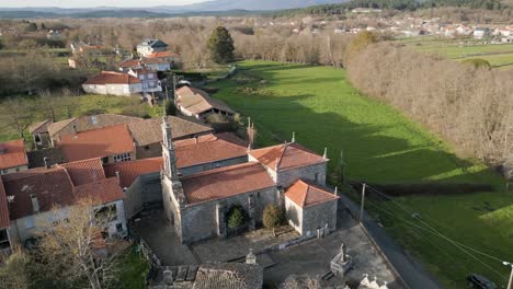 Vista-Aérea-De-La-Iglesia-De-Santa-Uxía-De-Eiras,-Exuberante-Entorno-Gallego,-San-Amaro