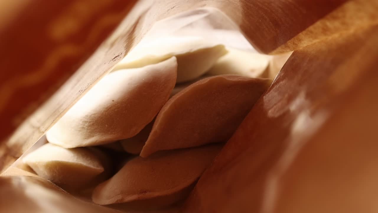 abriendo una bolsa de albóndigas