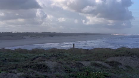 Wellen-Waschen-Sich-Am-Sandstrand-Von-Furadouro,-Portugal